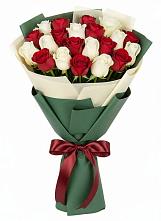 Букет Микс из красных и белых роз в Тельме