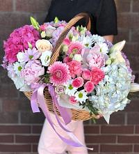 Цветочная композиция из Розы, Хризантемы, Пионы и Лизиантусы в корзине в Тельме