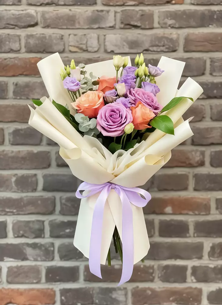 Букет цветов из: Лизиантусы и Розы в Тельме