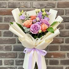 Букет цветов из:  Лизиантусы и Розы в Тельме