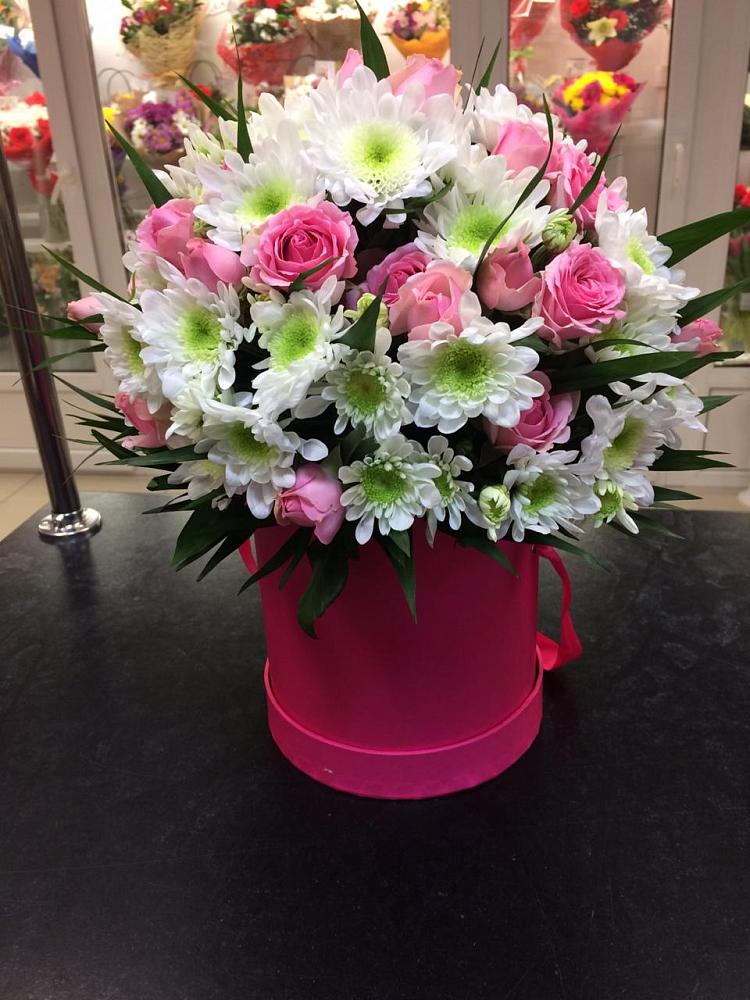 Цветочная композиция из Розы и Хризантемы в шляпной коробке в Тельме