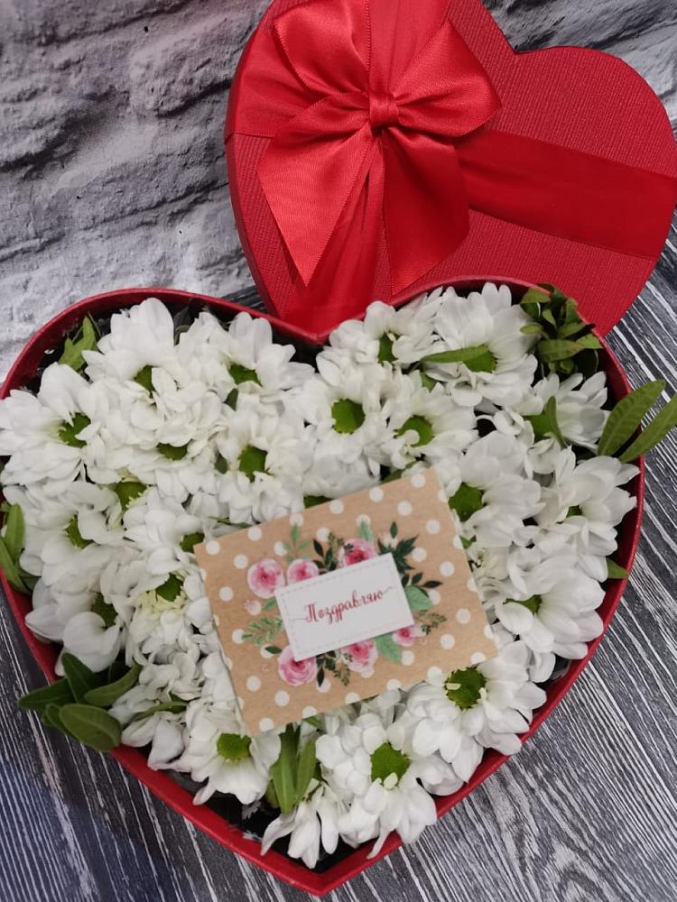 Цветочная композиция из Хризантемы в виде сердца в Тельме