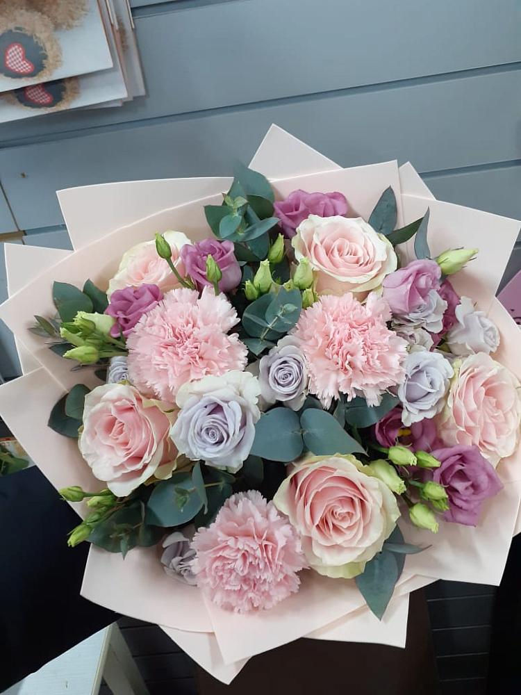 Букет цветов из: Розы, Гвоздики и Лизиантусы в Тельме